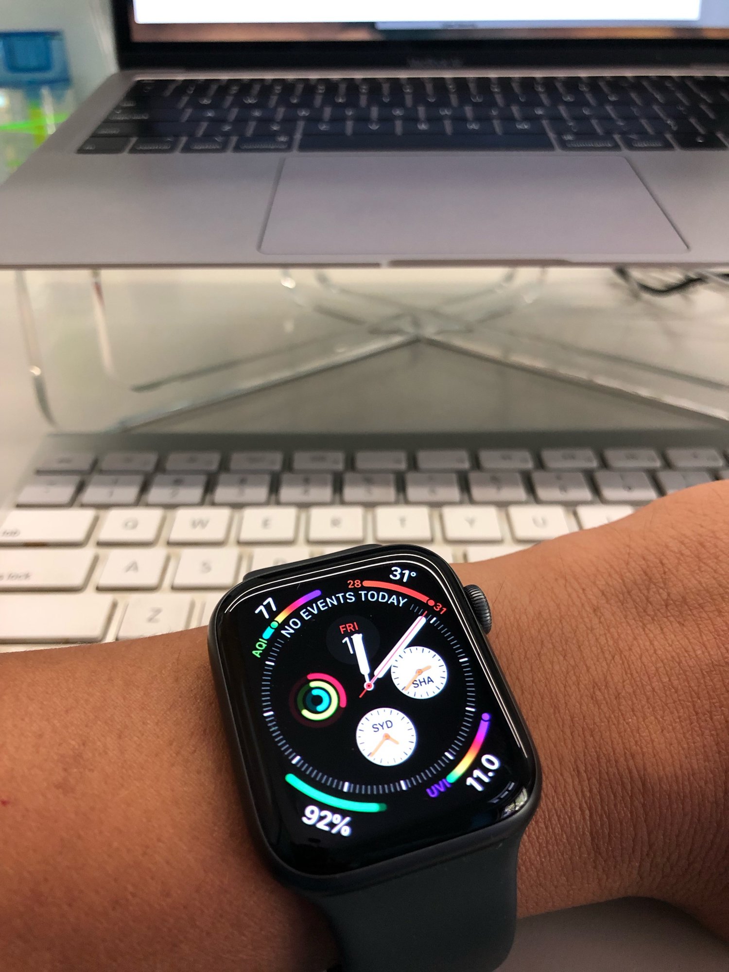 Apple Watch ><